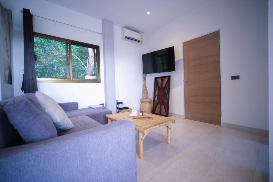 Communal lounge/ TV room, TV and multimedia, Living room, Seating area, air conditioner