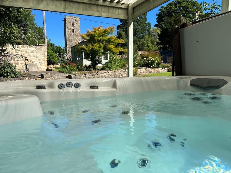10 Bed Stunning House in village, with Hot Tub House in England