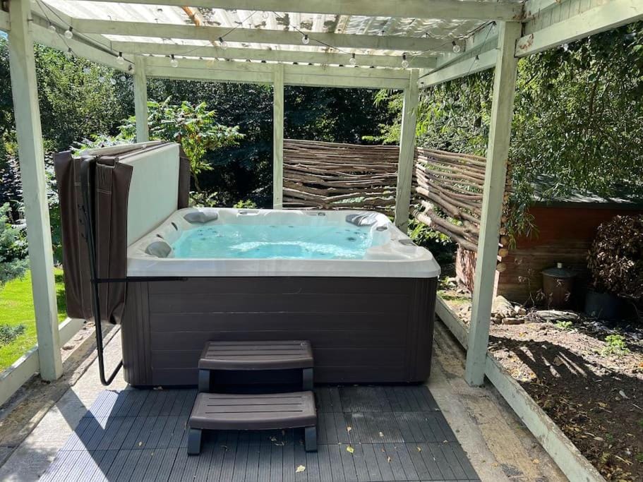 10 Bed Stunning House in village, with Hot Tub House in England