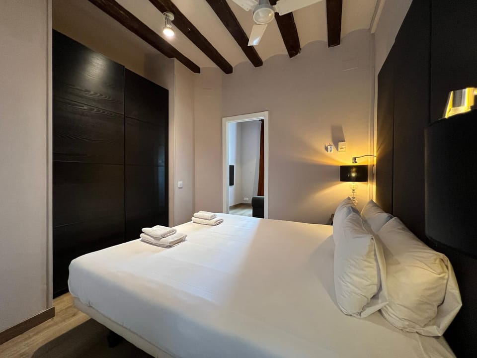 Bed, Photo of the whole room, Bedroom