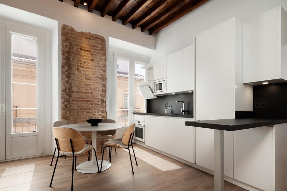 Kitchen or kitchenette, Dining area