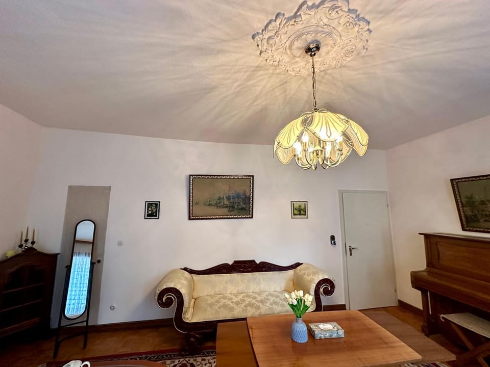 Living room, Photo of the whole room