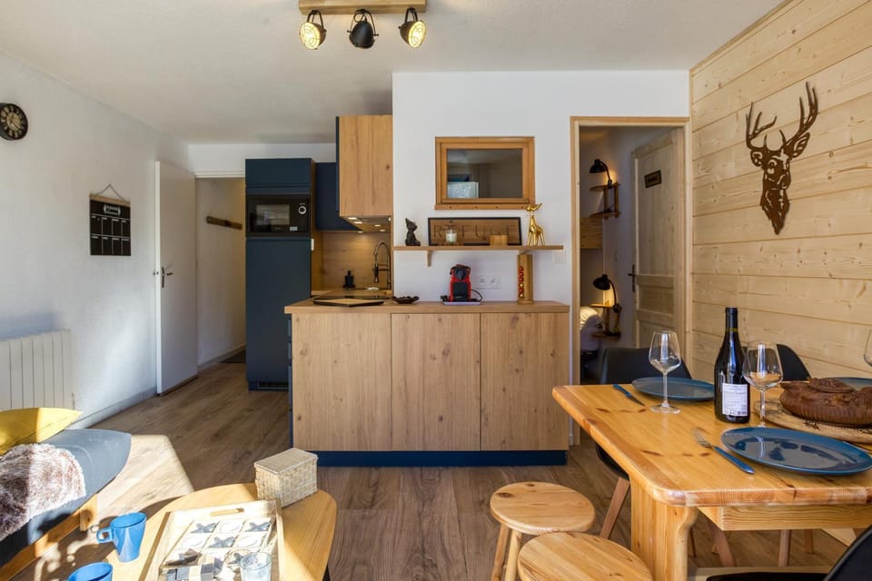 Kitchen or kitchenette, Dining area