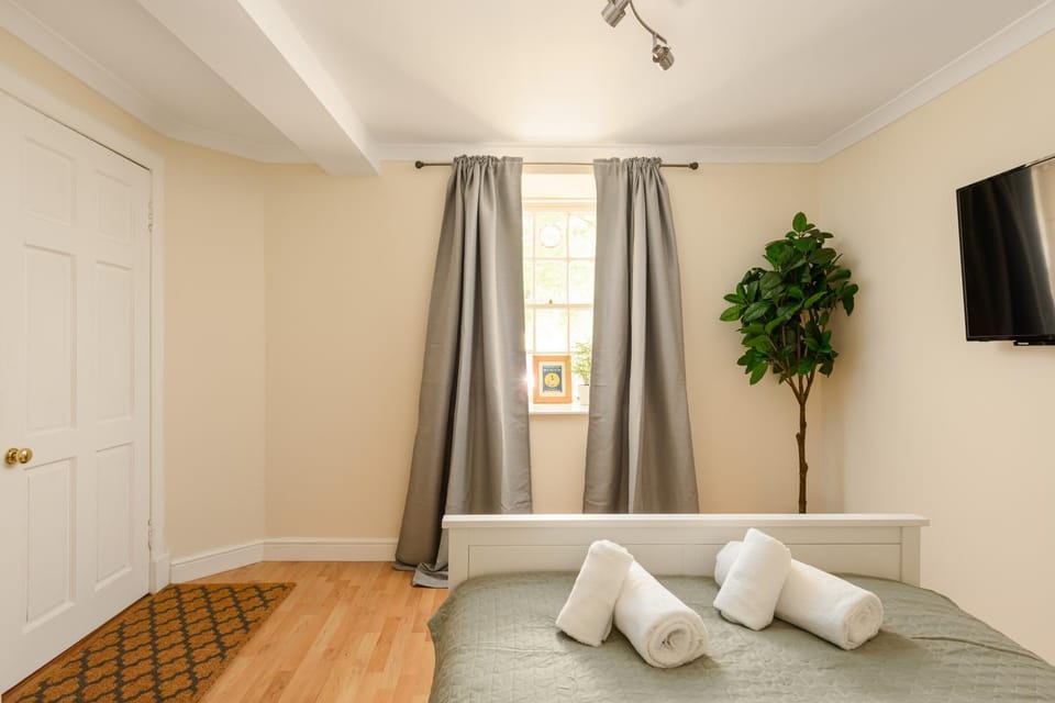 Bed, TV and multimedia, Photo of the whole room