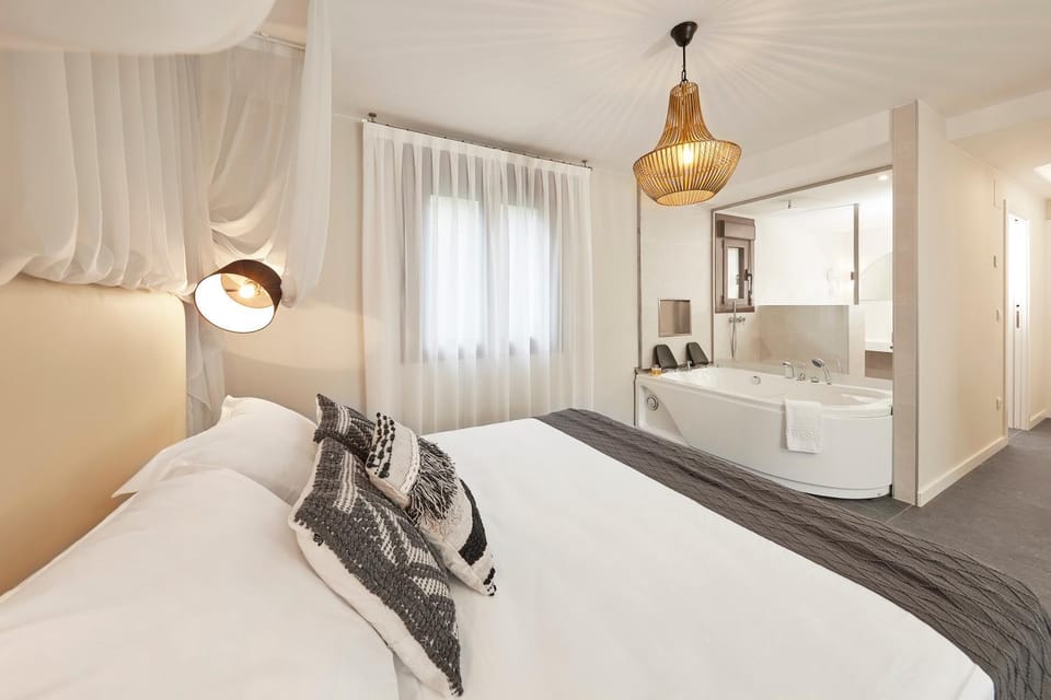 Bed, Hot Tub, Photo of the whole room, Bedroom
