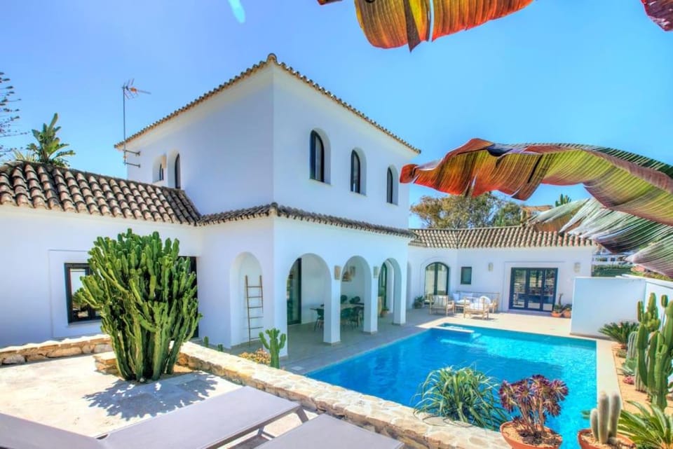 Property building, Patio, Garden, Garden view, Pool view, Swimming pool, sunbed