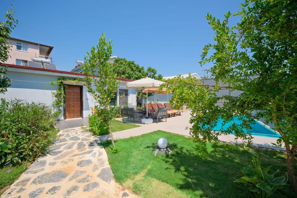 Property building, Garden, Garden, Garden view, Pool view, Swimming pool, sunbed