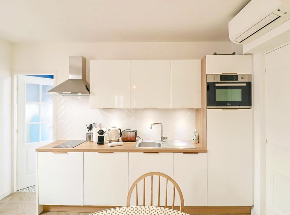 FERSEN Superb Mediterranean style apartment in heart of Old Antibes Apartment in Antibes