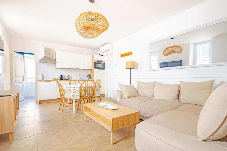 FERSEN Superb Mediterranean style apartment in heart of Old Antibes Apartment in Antibes