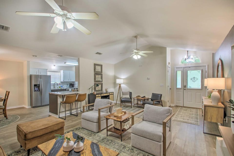 Cozy-Modern Pensacola Home: Large Yard, Grill House in Pensacola