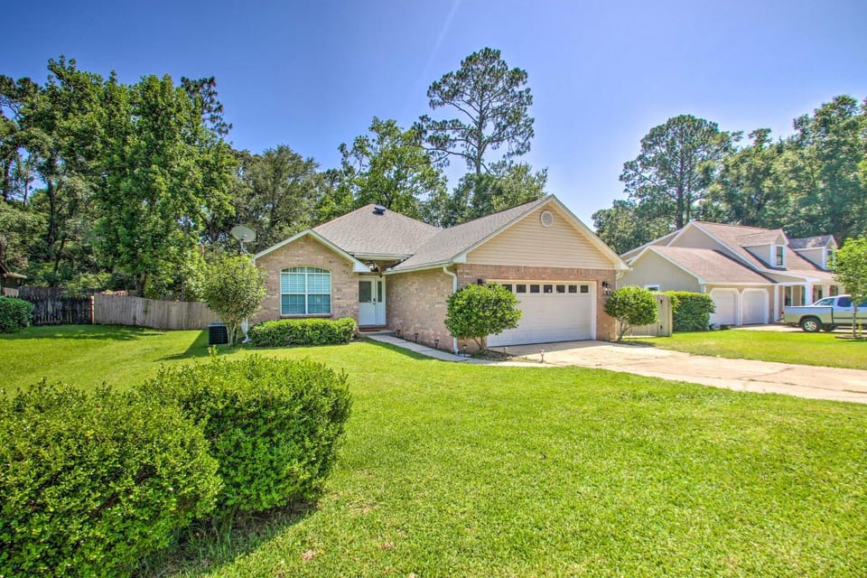 Cozy-Modern Pensacola Home: Large Yard, Grill House in Pensacola