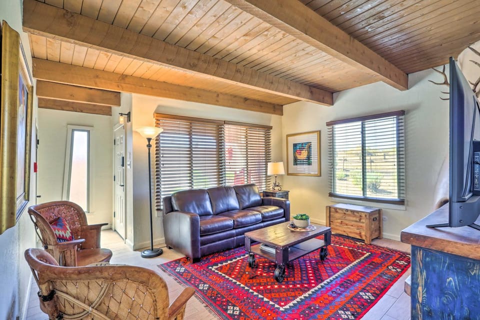 Traditional-Style Adobe Casita - Walk to Dtwn House in Santa Fe