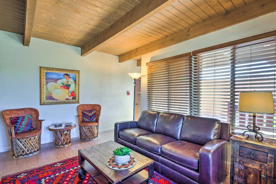 Traditional-Style Adobe Casita - Walk to Dtwn House in Santa Fe