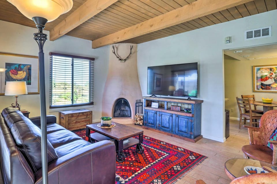 Traditional-Style Adobe Casita - Walk to Dtwn House in Santa Fe