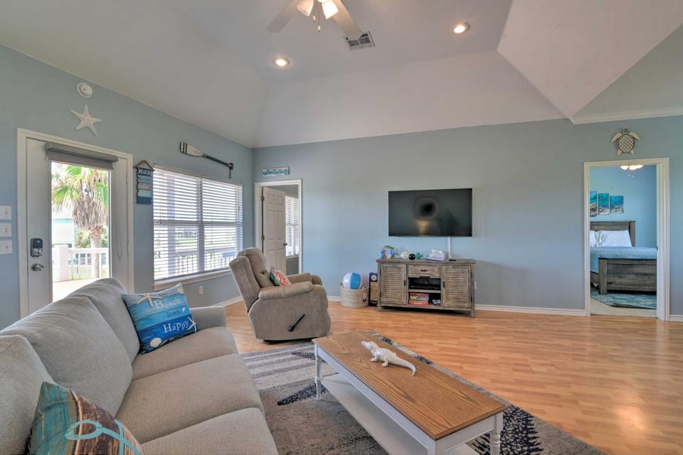 Deck & Grill: Walkable Crystal Beach House! House in Bolivar Peninsula