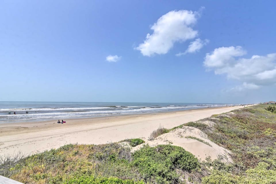 Deck & Grill: Walkable Crystal Beach House! House in Bolivar Peninsula