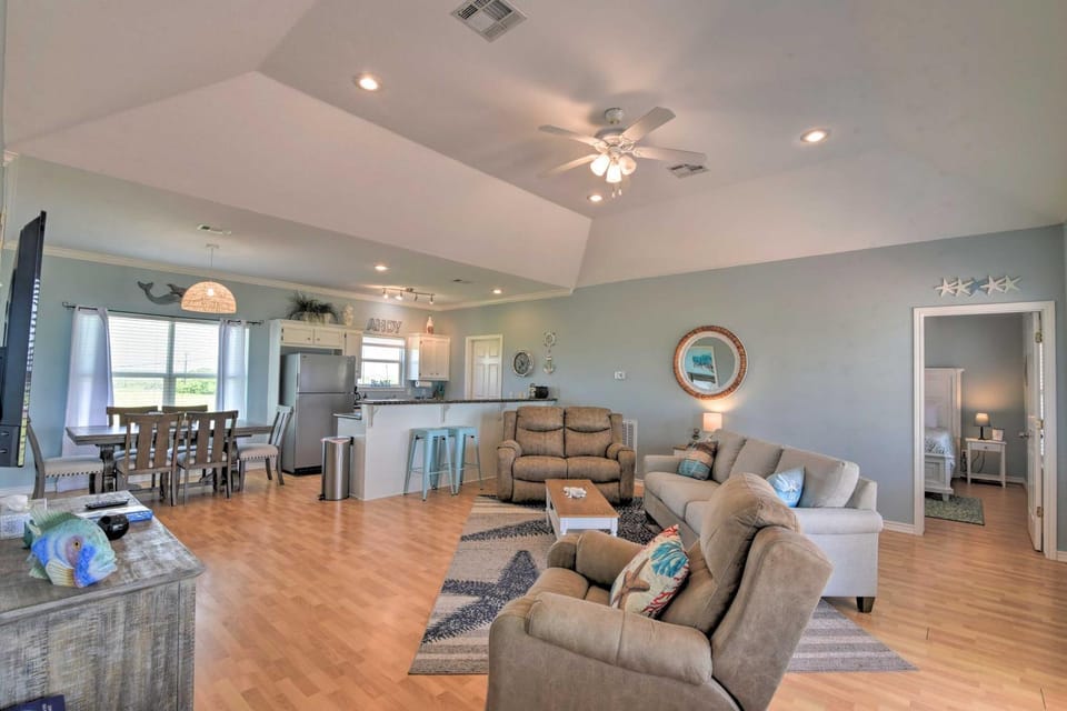 Deck & Grill: Walkable Crystal Beach House! House in Bolivar Peninsula