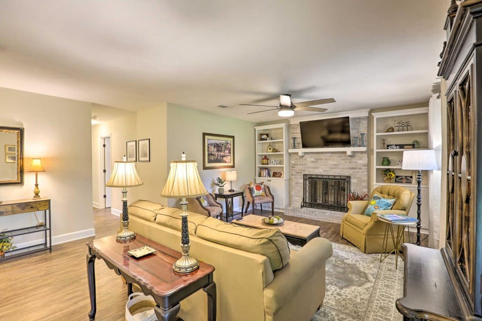 ~ 8 Mi to FSU: Bright Tallahassee Retreat! House in Tallahassee