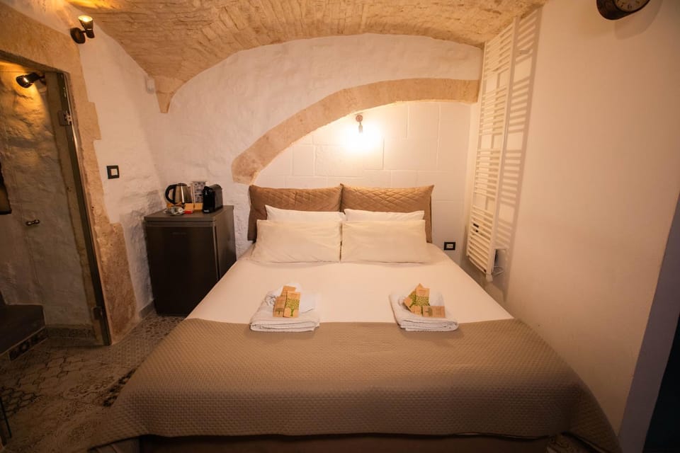 Bed, Bedroom, minibar, towels