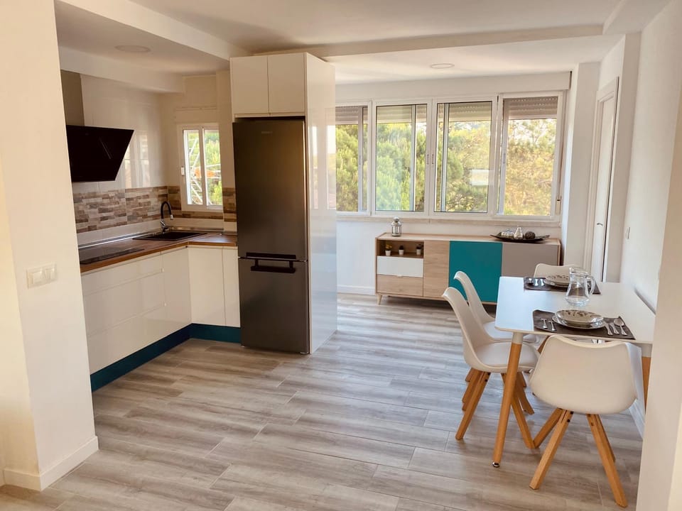 Kitchen or kitchenette, Dining area