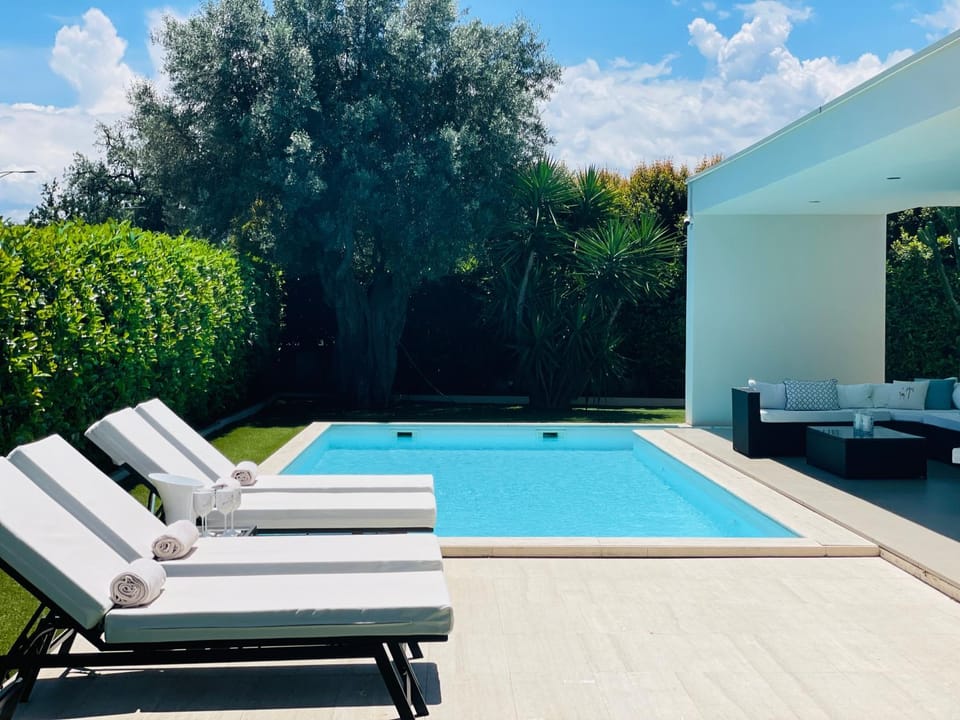 Patio, Spring, Day, Natural landscape, Garden, Garden view, Pool view, Swimming pool, Swimming pool, sunbed