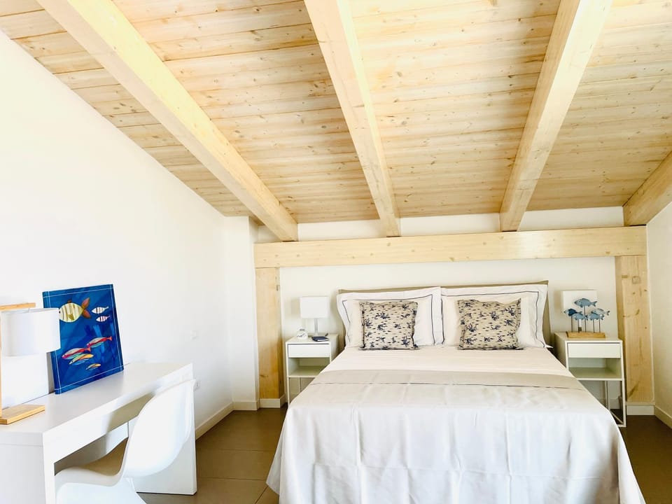 Bed, Living room, Photo of the whole room, Seating area, Bedroom