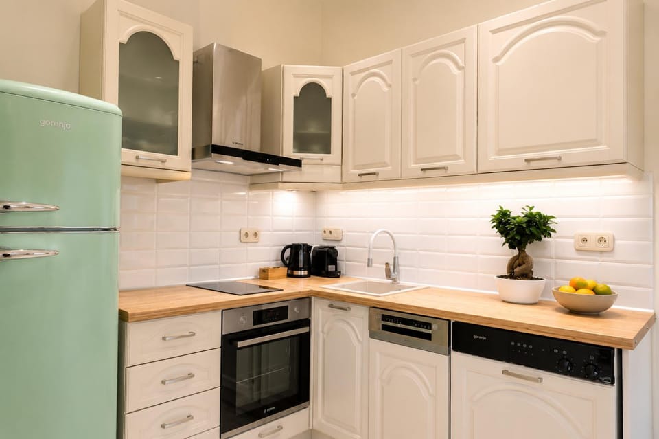 Coffee/tea facilities, Kitchen or kitchenette, minibar, oven, stove, toaster