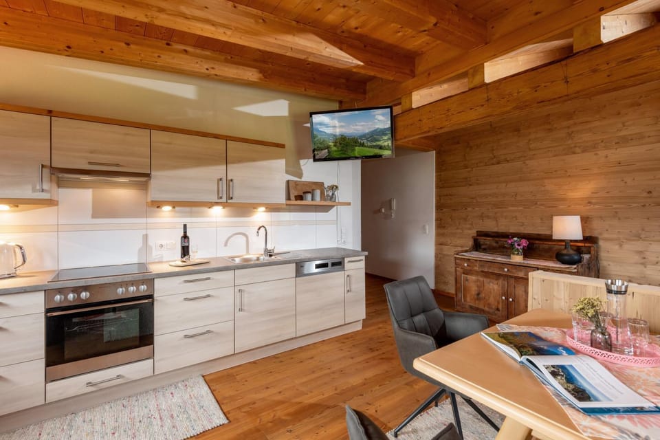TV and multimedia, Kitchen or kitchenette, Dining area, dishwasher, oven, stove