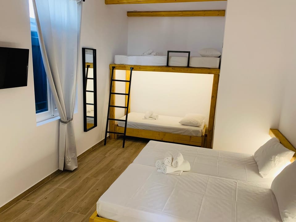 Bed, TV and multimedia, Bedroom, towels