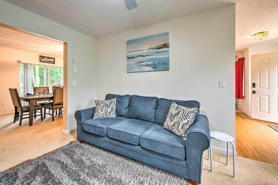 Jacuzzi & Resort Amenities: Tobyhanna Family Home! House in Coolbaugh Township