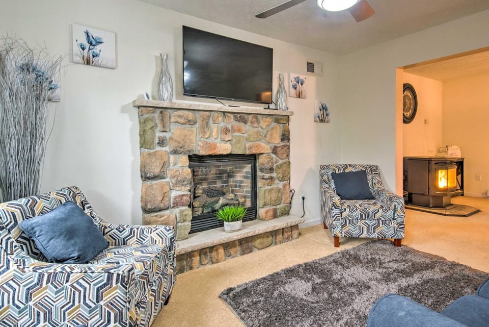 Jacuzzi & Resort Amenities: Tobyhanna Family Home! House in Coolbaugh Township
