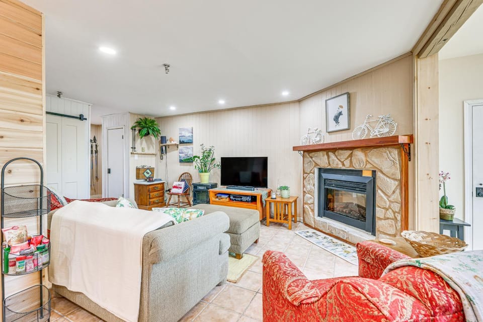 Walk to Slopes: Snowshoe Condo w/ Sunroom House in Snowshoe