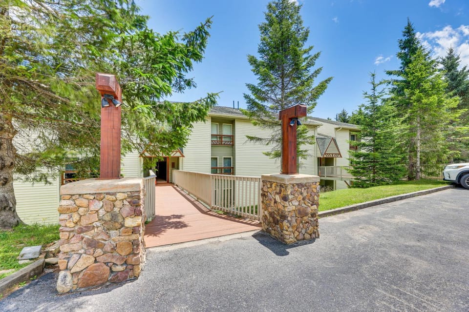 Walk to Slopes: Snowshoe Condo w/ Sunroom House in Snowshoe