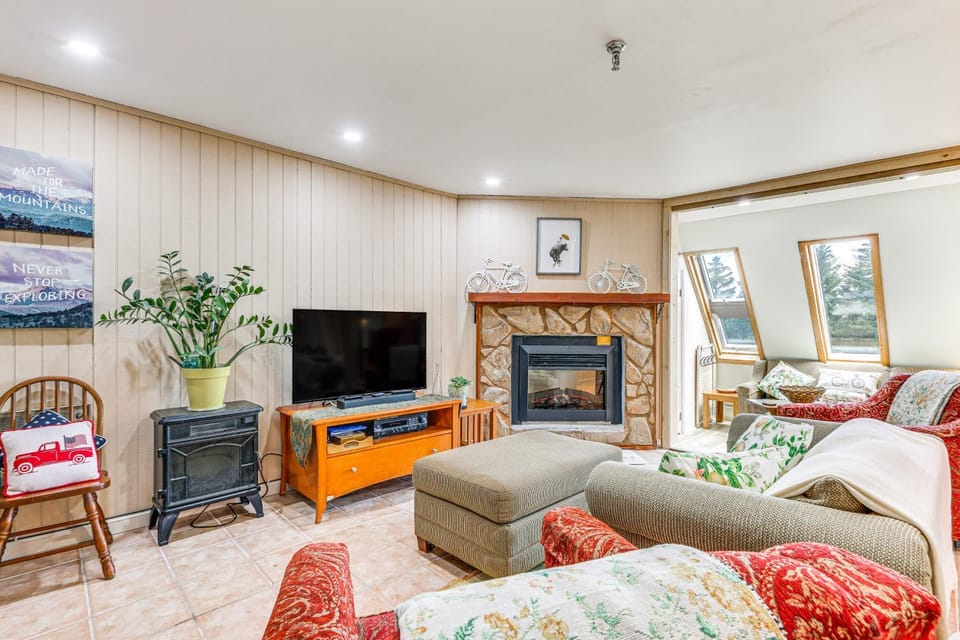 Walk to Slopes: Snowshoe Condo w/ Sunroom House in Snowshoe