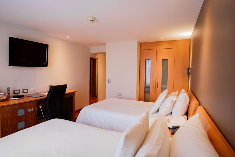 Bed, TV and multimedia, Photo of the whole room, Seating area, Bedroom