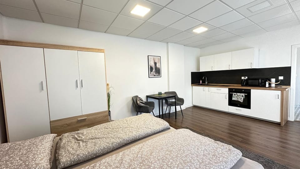 Bed, Kitchen or kitchenette, Photo of the whole room, Seating area, oven, stove