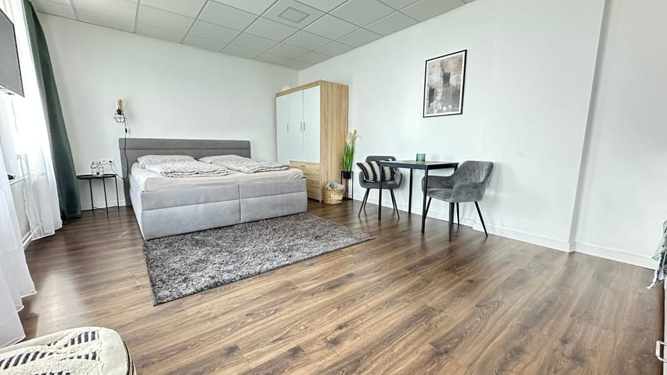 Bed, Seating area