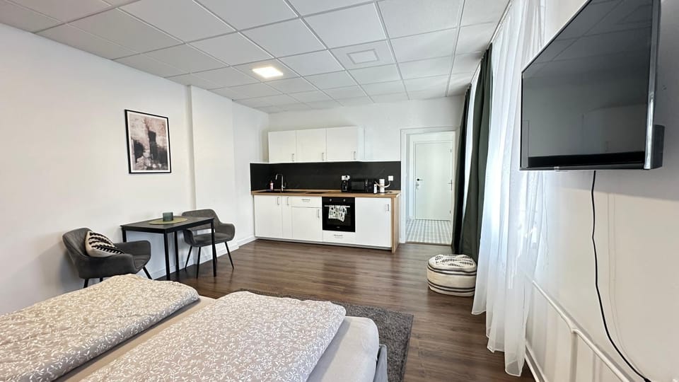 TV and multimedia, Kitchen or kitchenette, Seating area, oven, stove