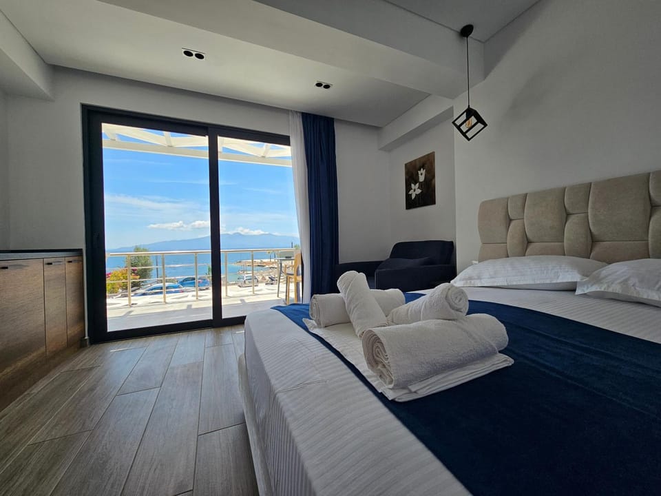Bed, Photo of the whole room, Seating area, Bedroom, Sea view, towels