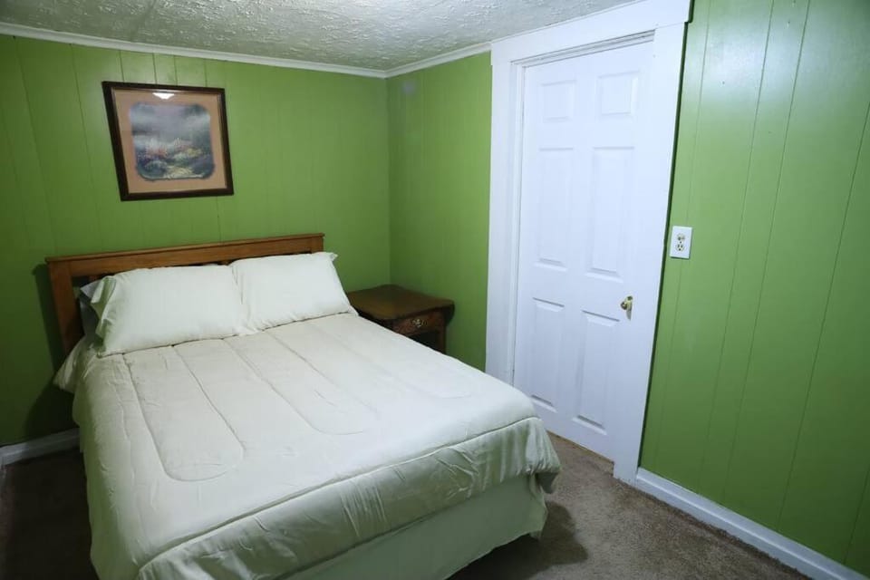 3-Bedroom apt. ideal location near new river gorge Apartment in Fayetteville