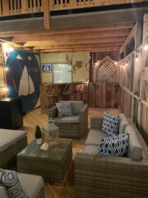 Coastal Cottage, 4 Large Decks, Close to Beach House in Birch Bay