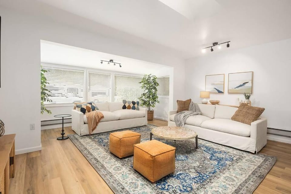 Coastal Cottage, 4 Large Decks, Close to Beach House in Birch Bay