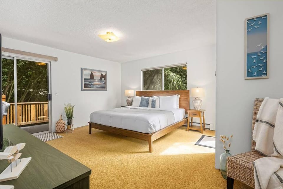 Coastal Cottage, 4 Large Decks, Close to Beach House in Birch Bay