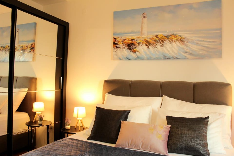 Cozy Adriatic Apartment - 5 min walk to beach & free parking Apartment in Podstrana