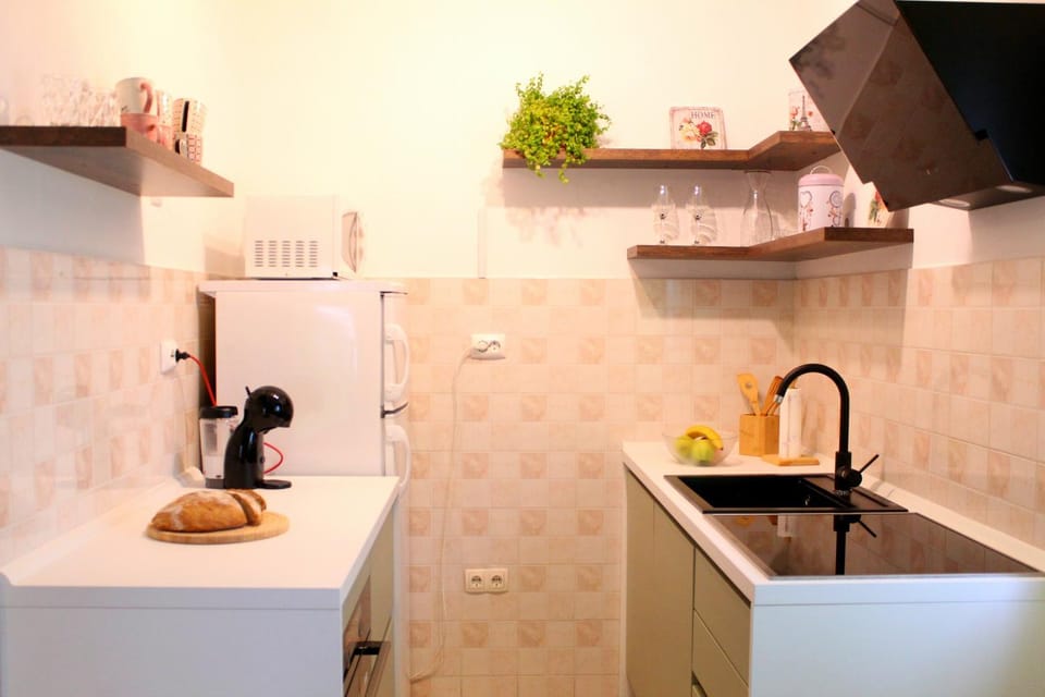 Cozy Adriatic Apartment - 5 min walk to beach & free parking Apartment in Podstrana