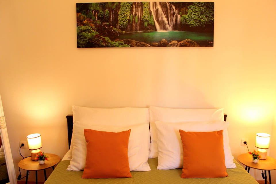 Cozy Adriatic Apartment - 5 min walk to beach & free parking Apartment in Podstrana
