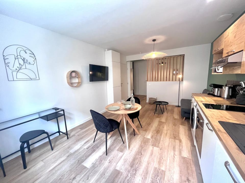 Kitchen or kitchenette, Living room, Seating area, Dining area