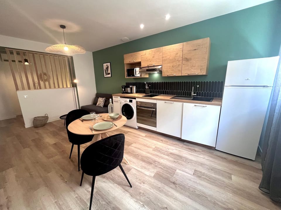 Kitchen or kitchenette, Dining area, dishwasher, washing machine