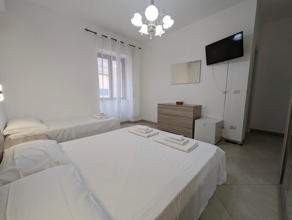 Bed, TV and multimedia, Photo of the whole room, Bedroom, towels, wardrobe, air conditioner