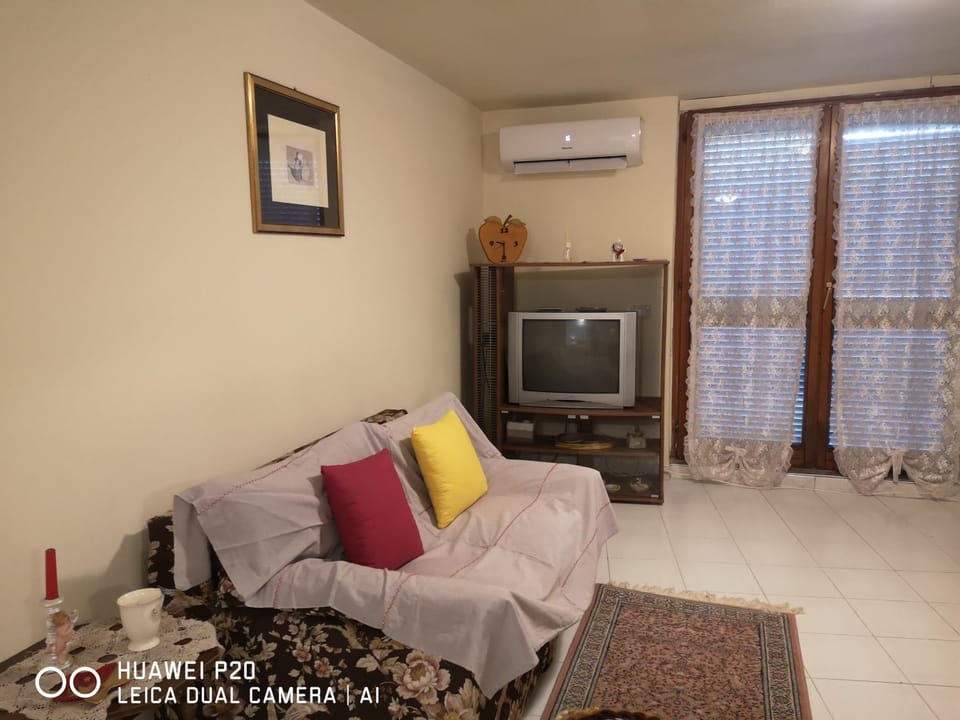 Living room, Seating area, air conditioner